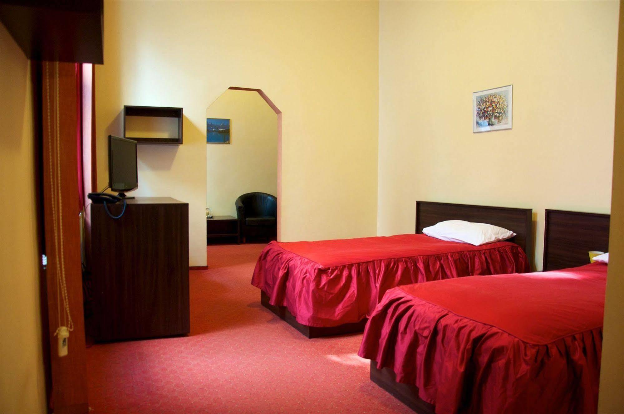 Victoria Hotel 3*